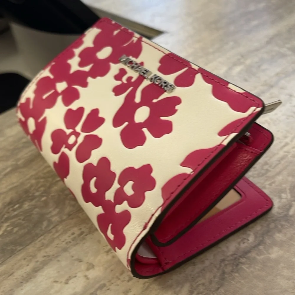 Michael Kors Jet Set Medium Floral Print Bi-Fold Wallet
Dragonfruit
NWT
Pink - Picture 14 of 16